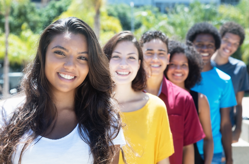 Imagen de personas sonriendo. 